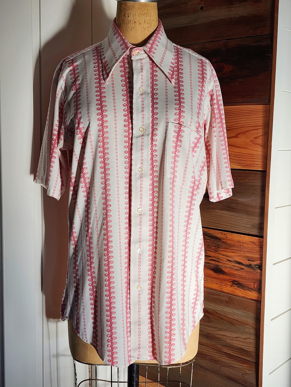 Vintage 70's Men's Short-Sleeve Button-Up Shirt in White and Red